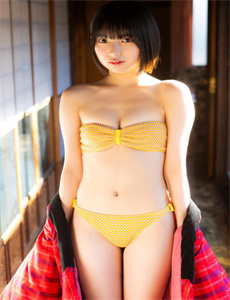 《男的扎女生胸前的情侣头像》