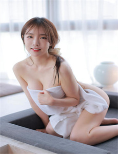 《美女脱个精光露出奶胸的照片视频》